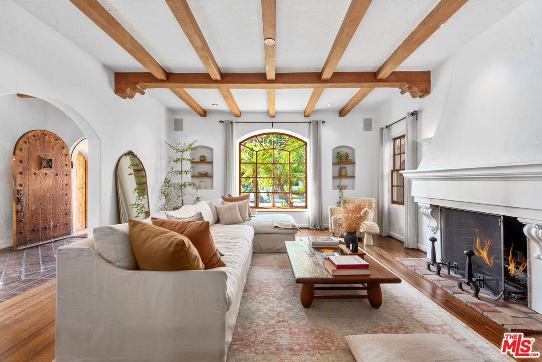 6511 Lindenhurst Ave