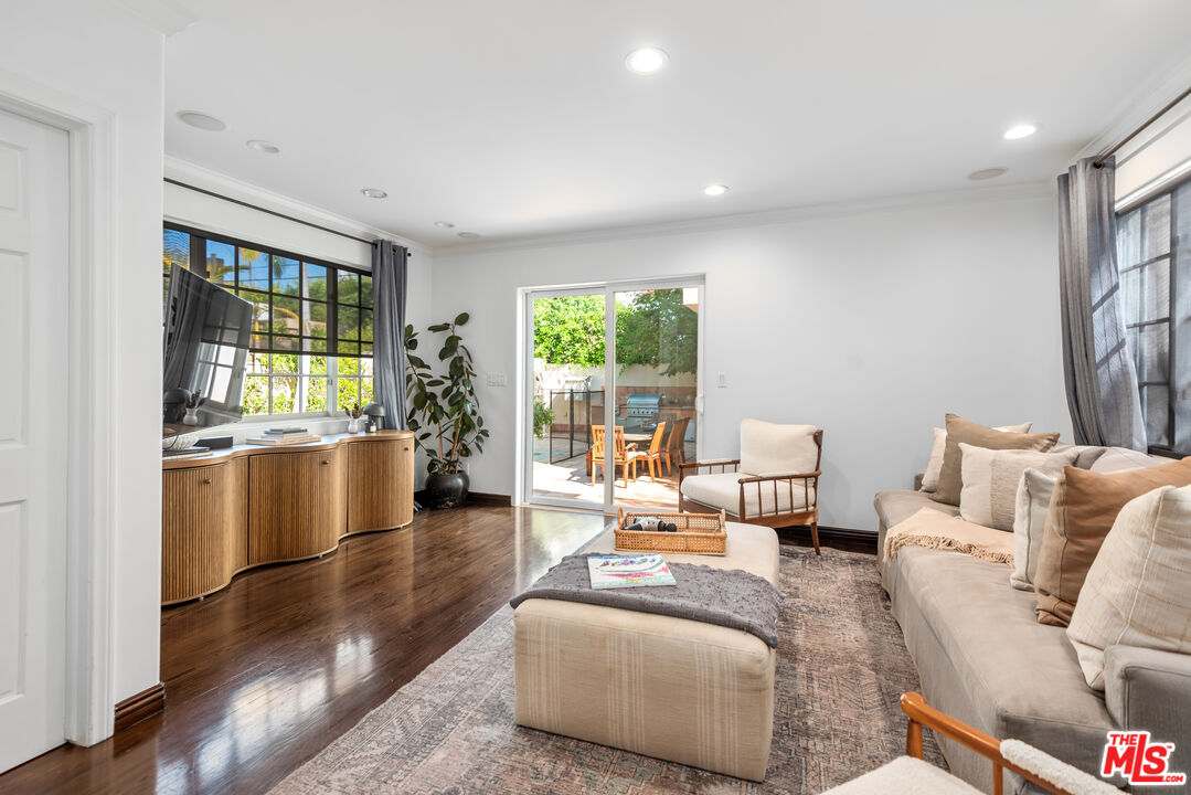 6511 Lindenhurst Ave