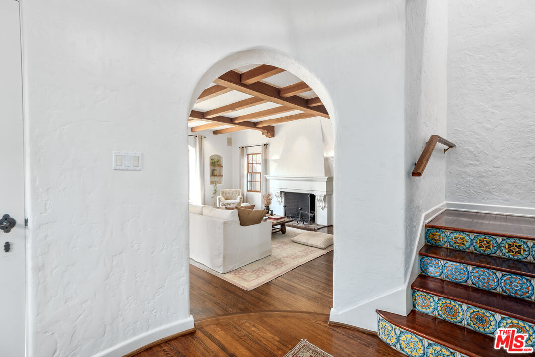 6511 Lindenhurst Ave