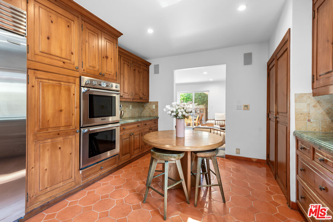 6511 Lindenhurst Ave