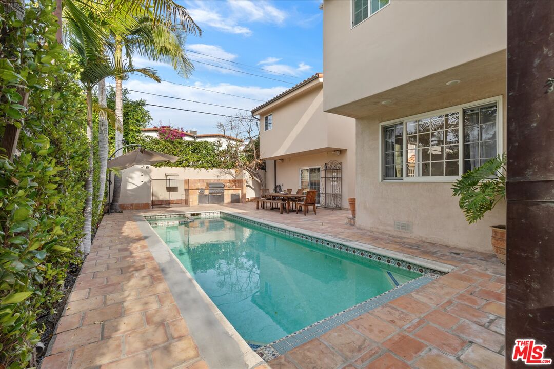 6511 Lindenhurst Ave