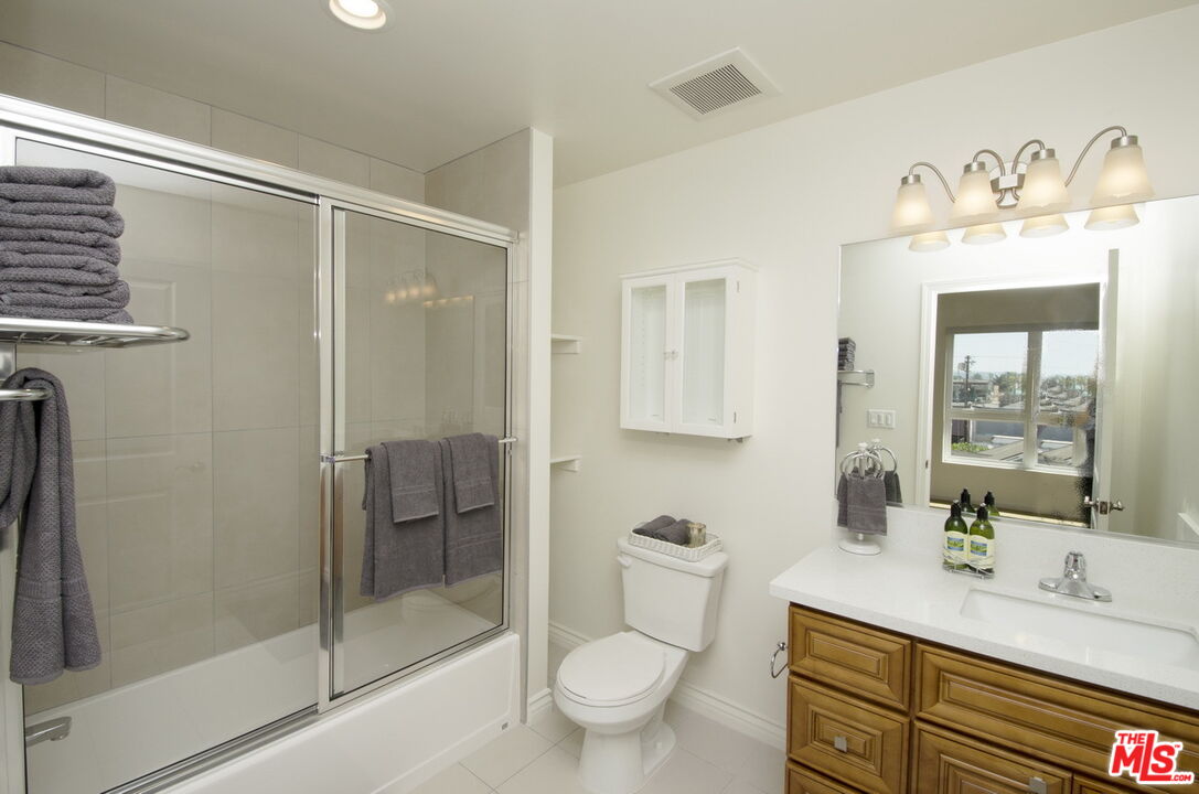 546 N Oxford Ave Unit: 213