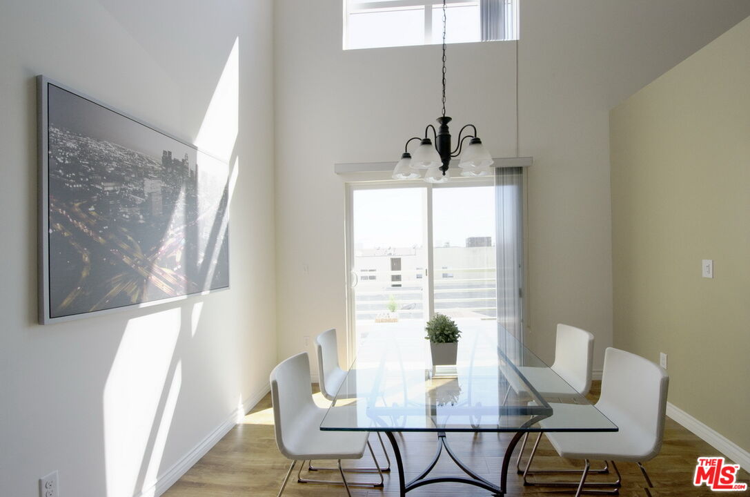 546 N Oxford Ave Unit: 213