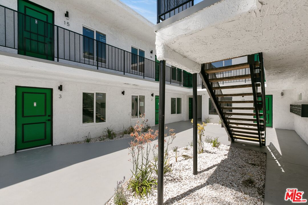 6736 Woodley Ave Unit: 6