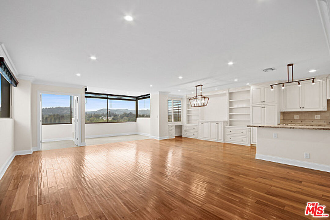 875 COMSTOCK AVE Unit: 10E