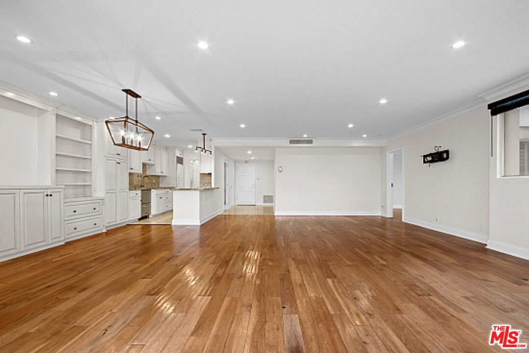 875 COMSTOCK AVE Unit: 10E