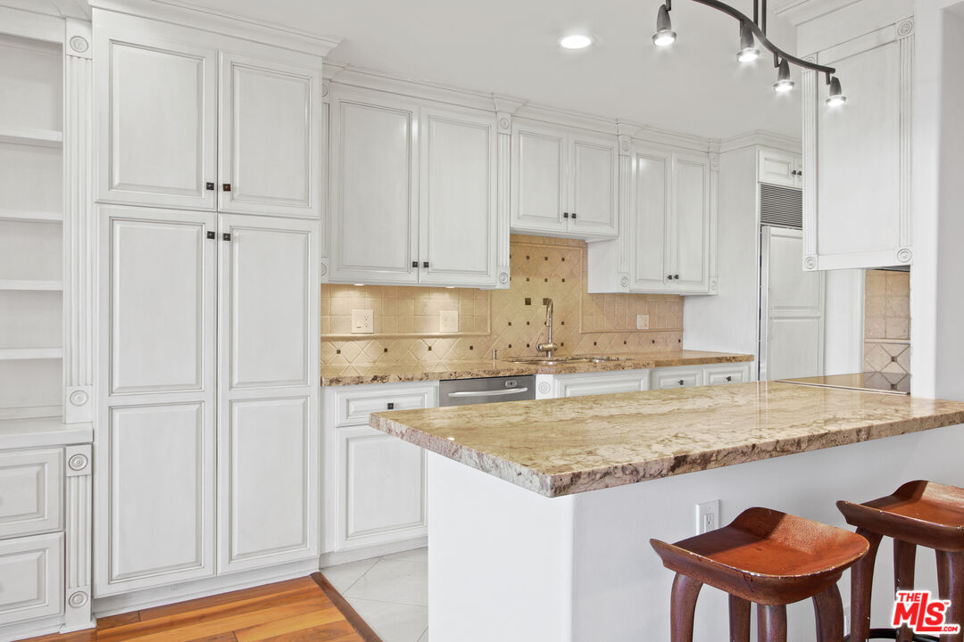 875 COMSTOCK AVE Unit: 10E