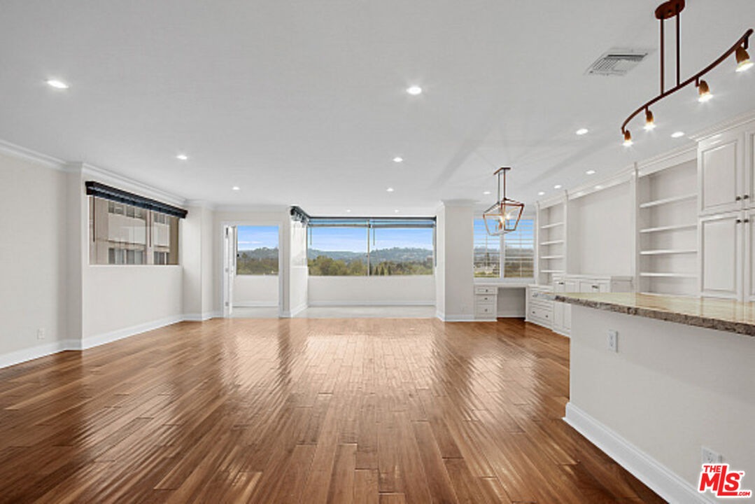 875 COMSTOCK AVE Unit: 10E