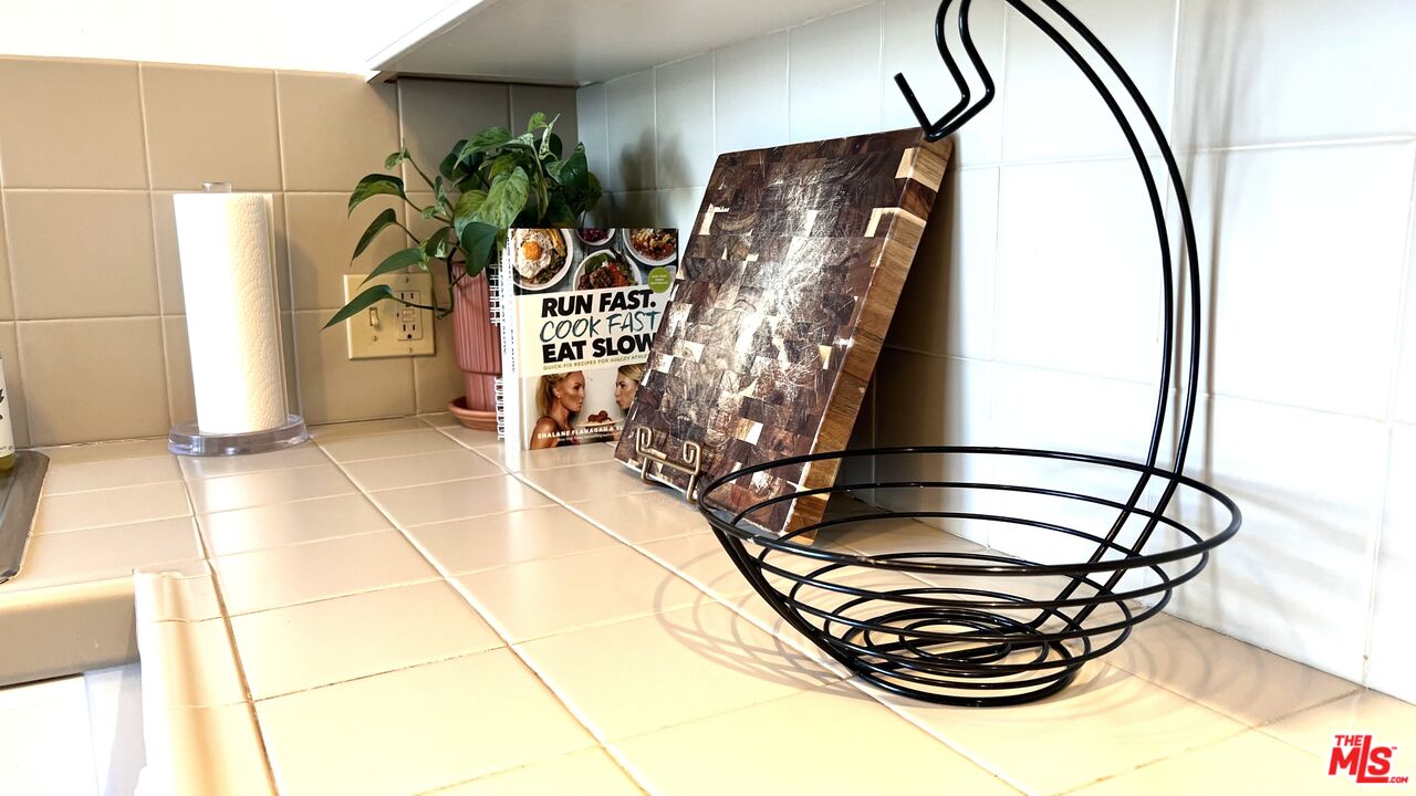 550 N CROFT AVE Unit: 9