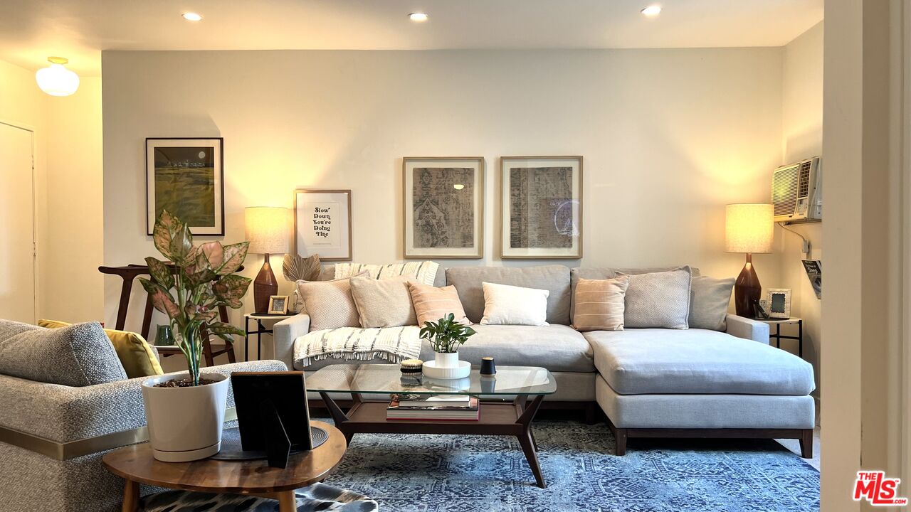 550 N CROFT AVE Unit: 9