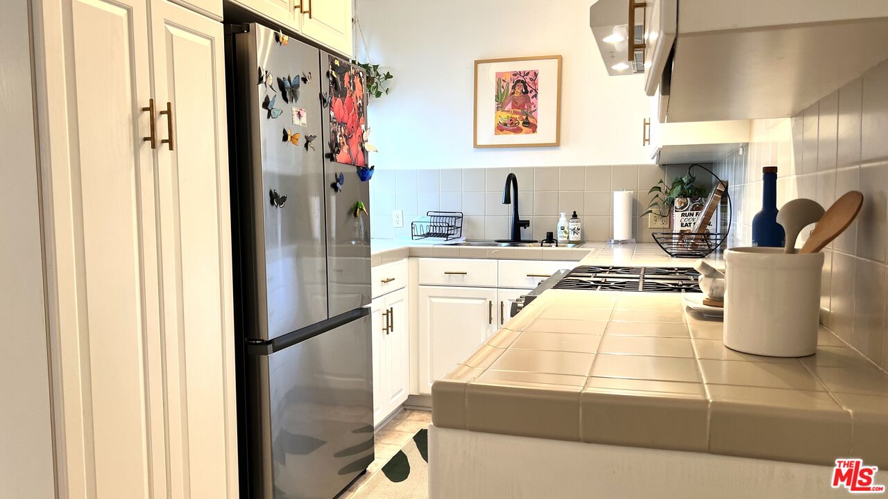 550 N CROFT AVE Unit: 9