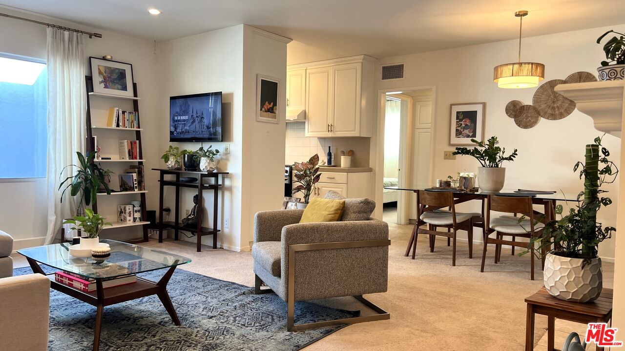 550 N CROFT AVE Unit: 9