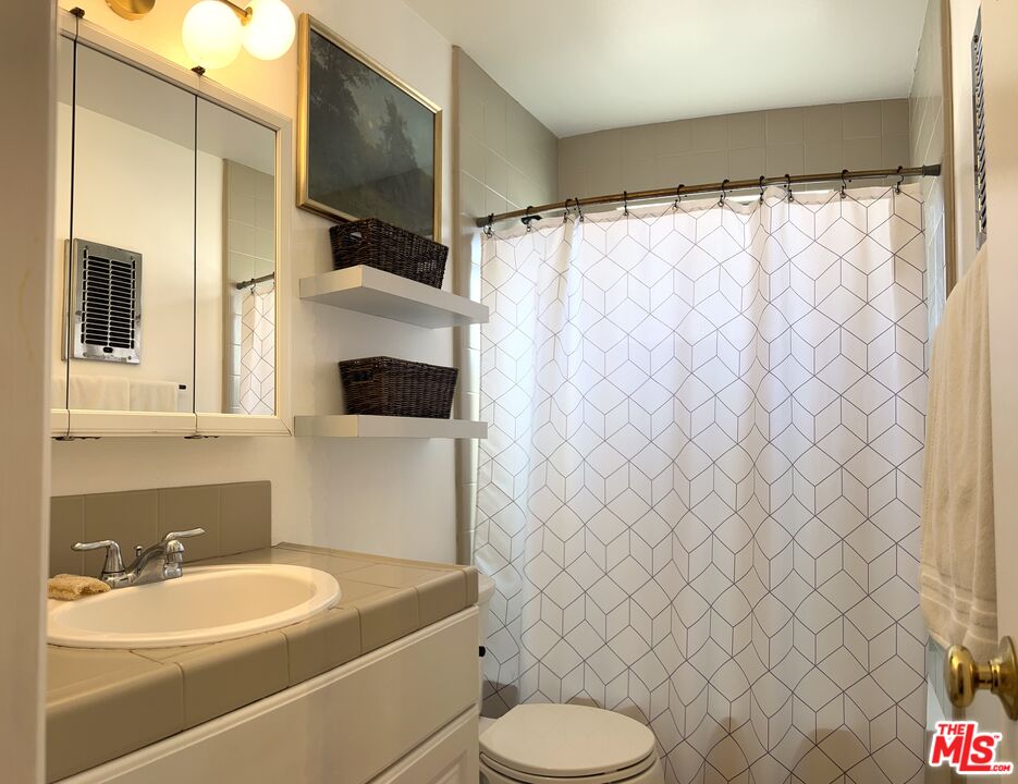 550 N CROFT AVE Unit: 9