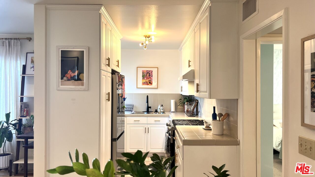 550 N CROFT AVE Unit: 9