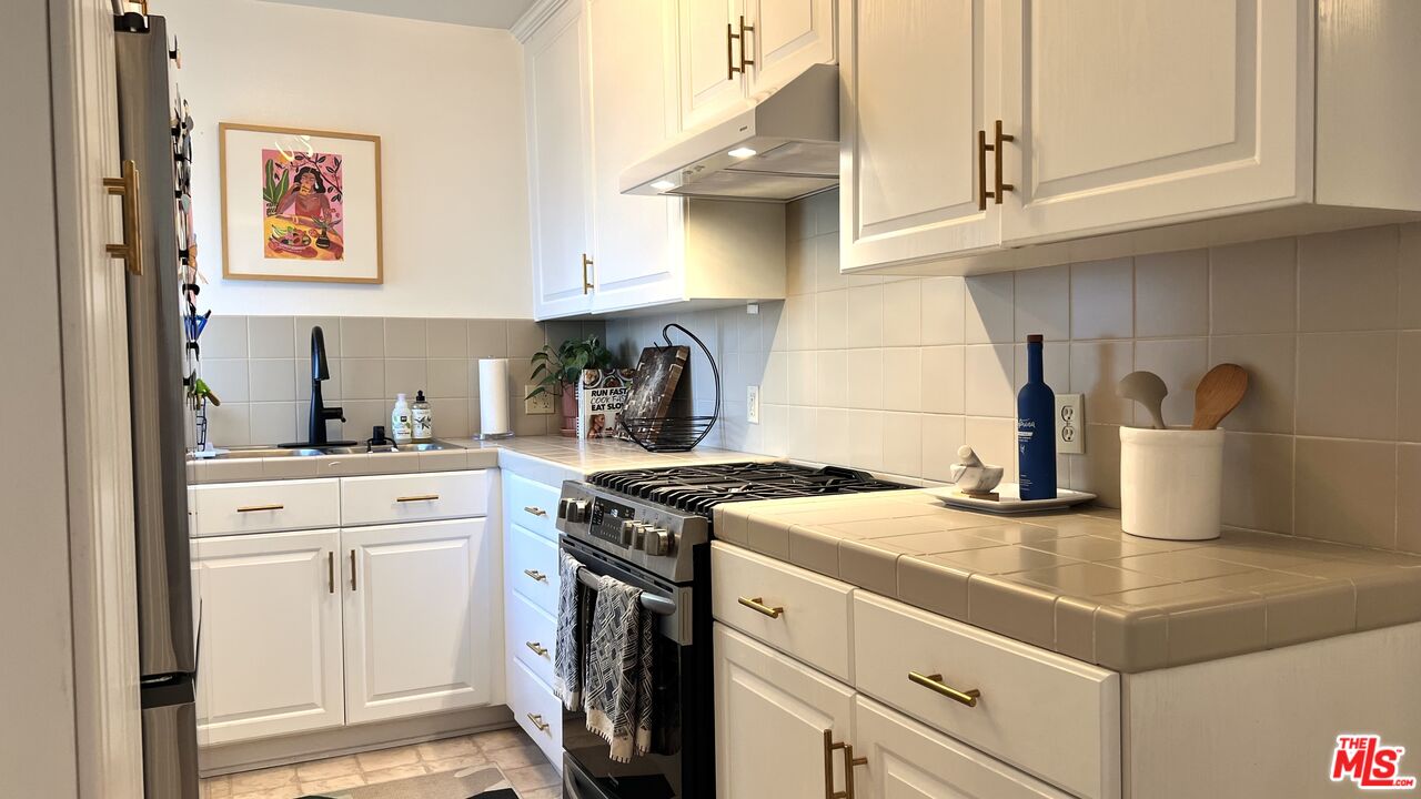 550 N CROFT AVE Unit: 9