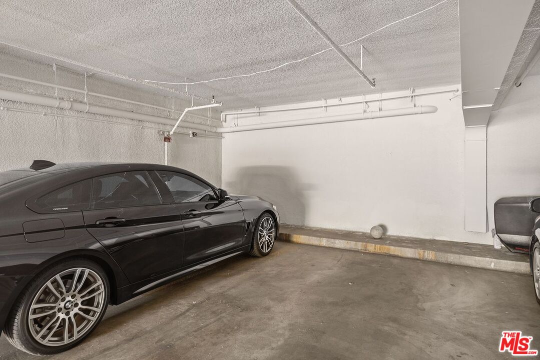 550 N CROFT AVE Unit: 9