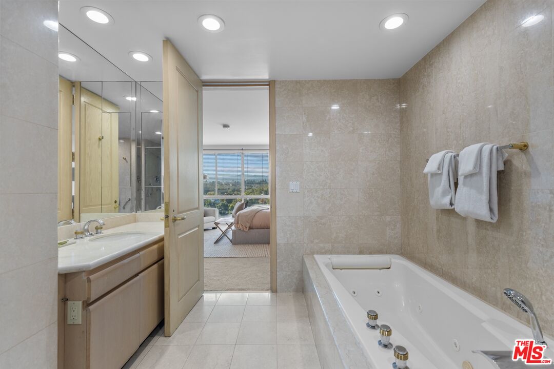 10490 Wilshire Blvd Unit: 906