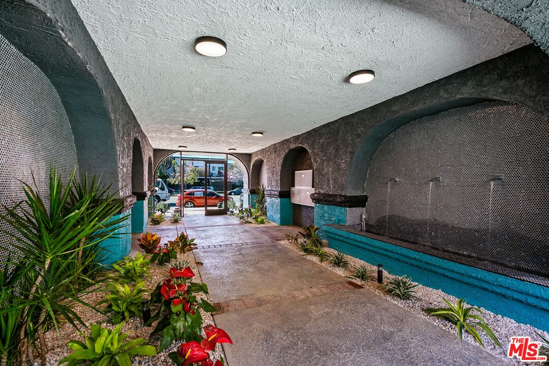 6640 Woodley Ave Unit: 209