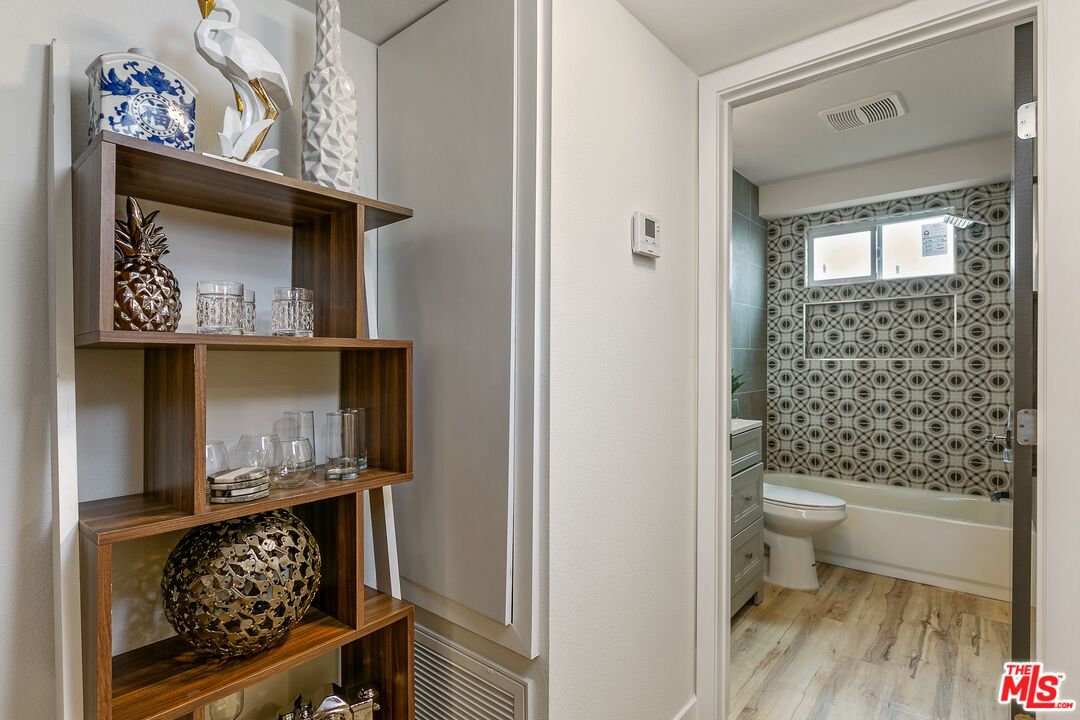 6640 Woodley Ave Unit: 209