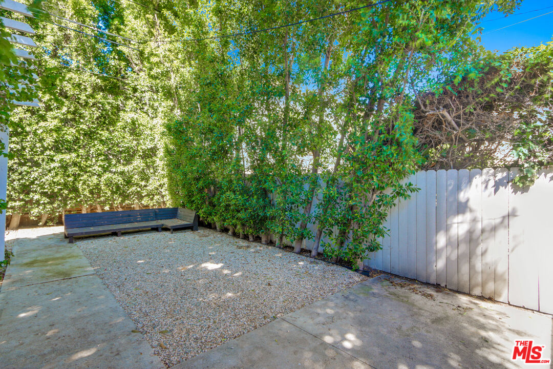811 N West Knoll Dr