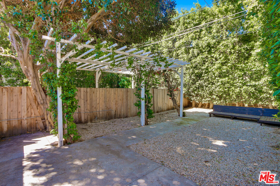 811 N West Knoll Dr