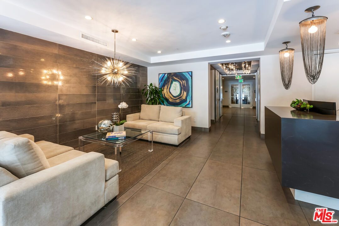 460 N Palm Dr Unit: 302