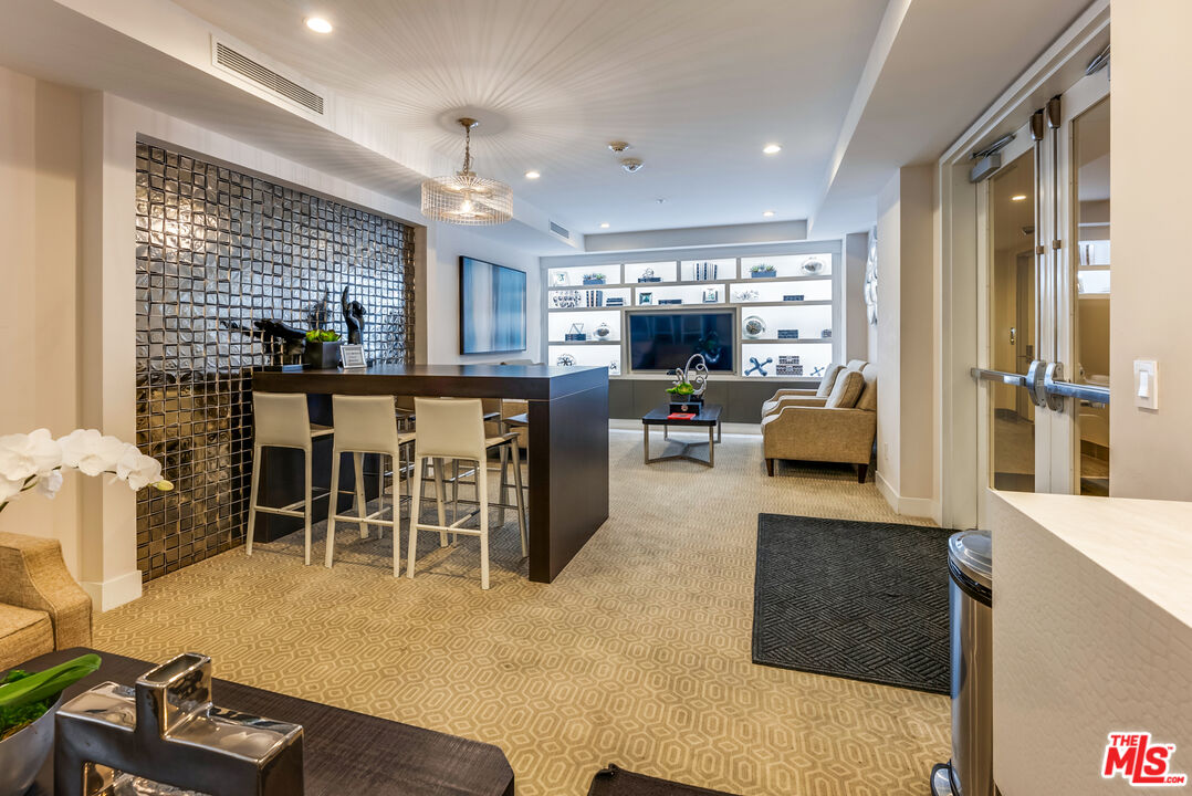 460 N Palm Dr Unit: 302