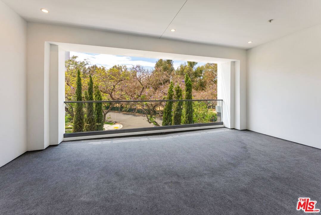 460 N Palm Dr Unit: 302