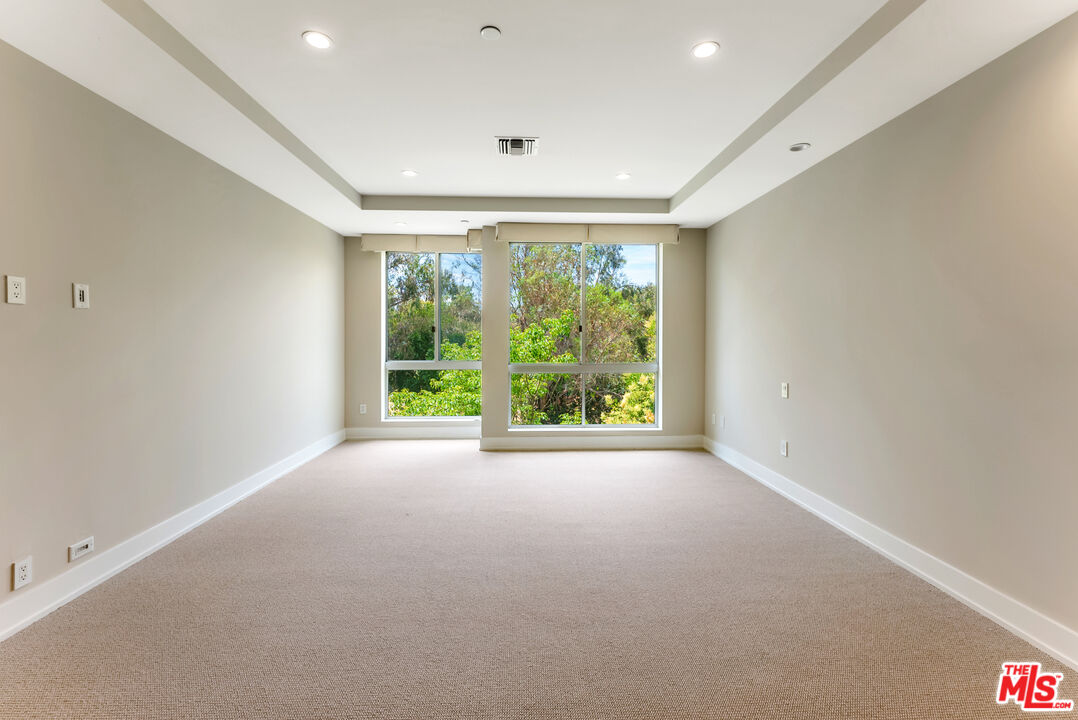 460 N Palm Dr Unit: 302