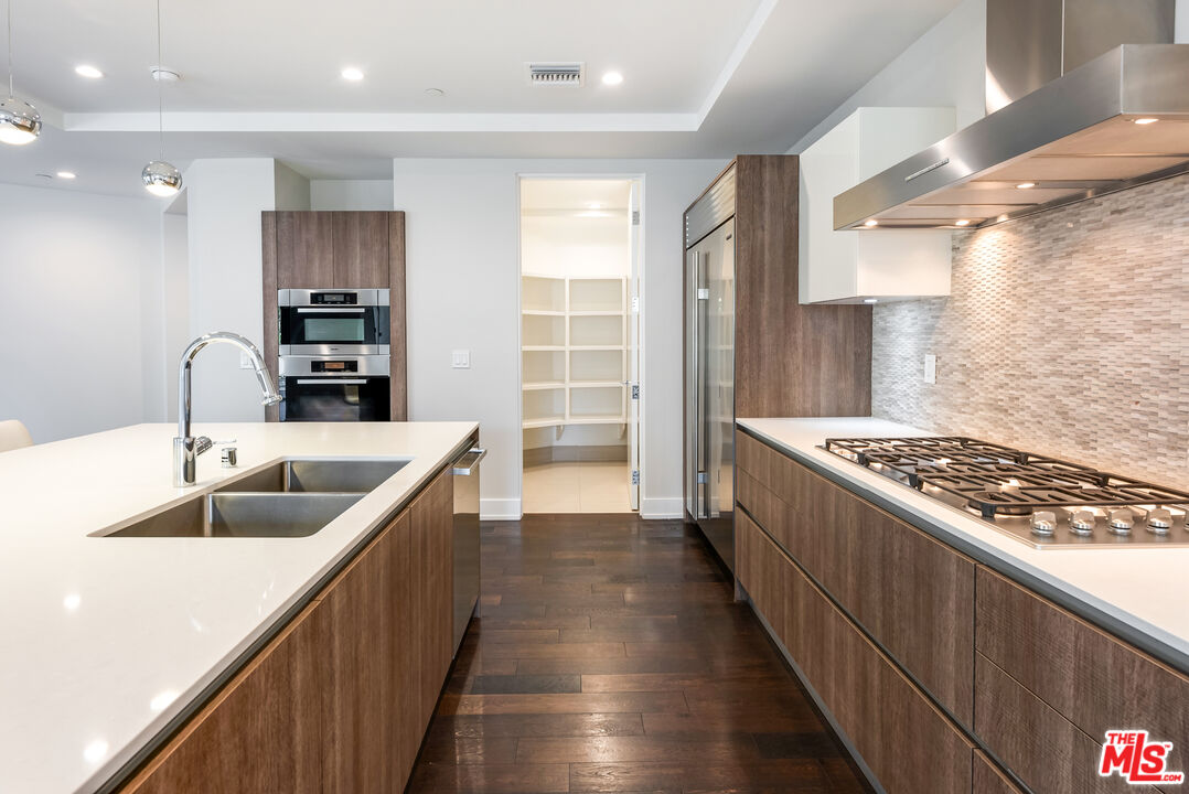 460 N Palm Dr Unit: 302