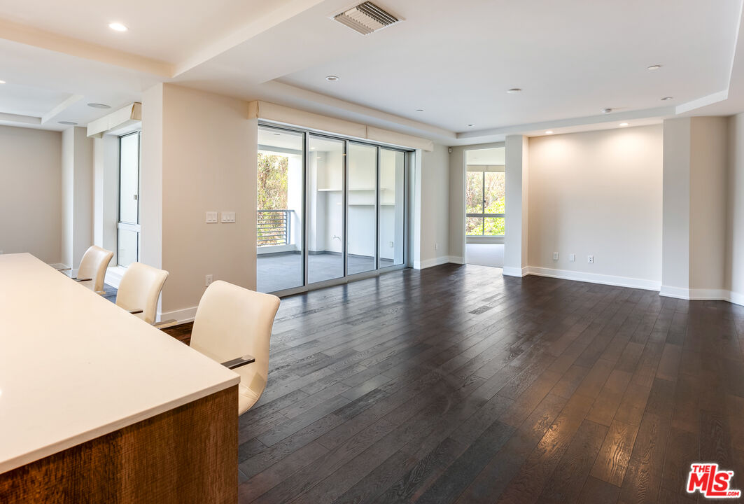 460 N Palm Dr Unit: 302