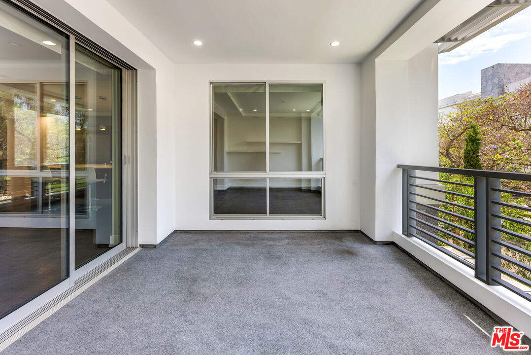 460 N Palm Dr Unit: 302