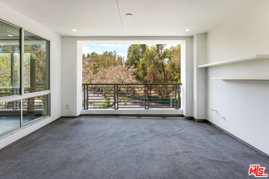 460 N Palm Dr Unit: 302