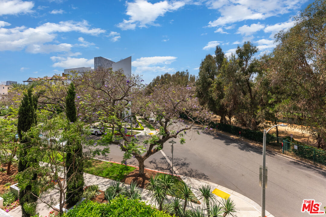 460 N Palm Dr Unit: 302