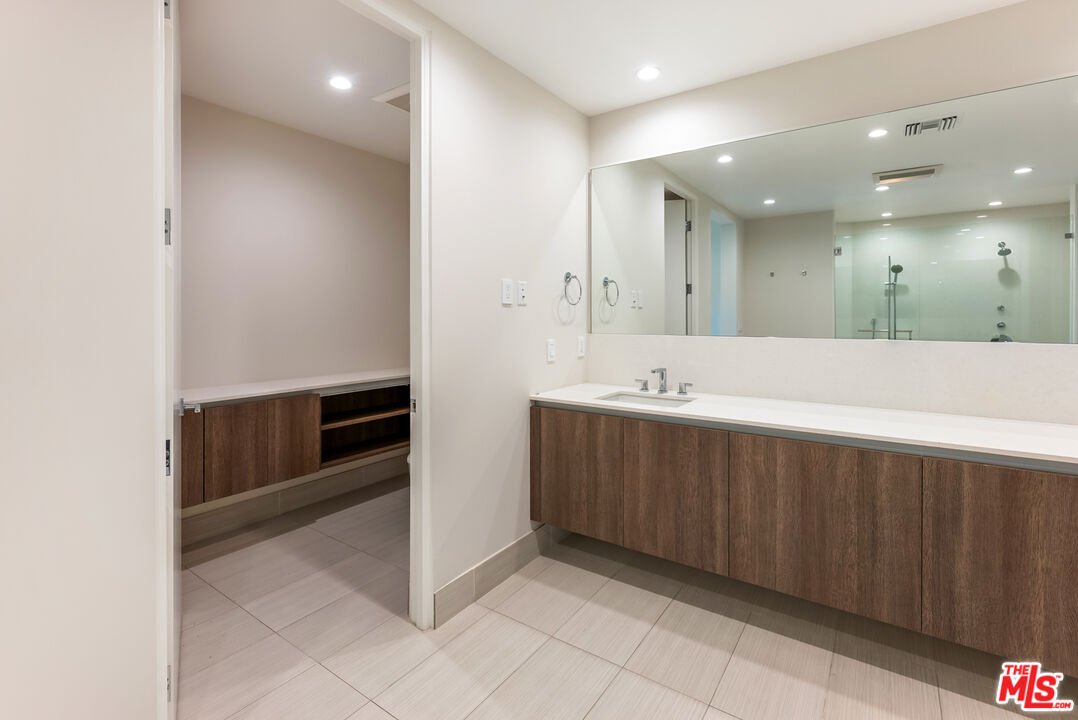 460 N Palm Dr Unit: 302