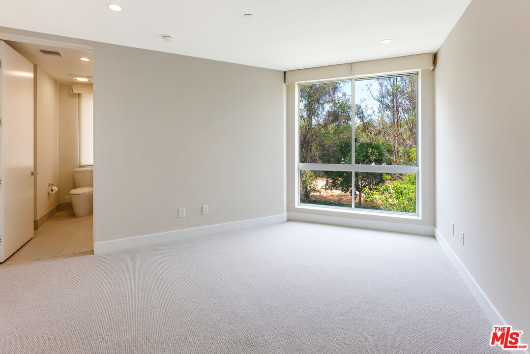 460 N Palm Dr Unit: 302