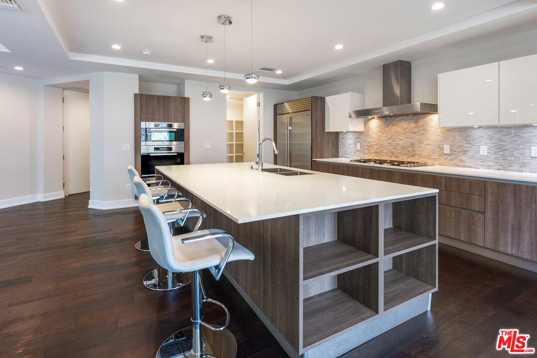 460 N Palm Dr Unit: 302