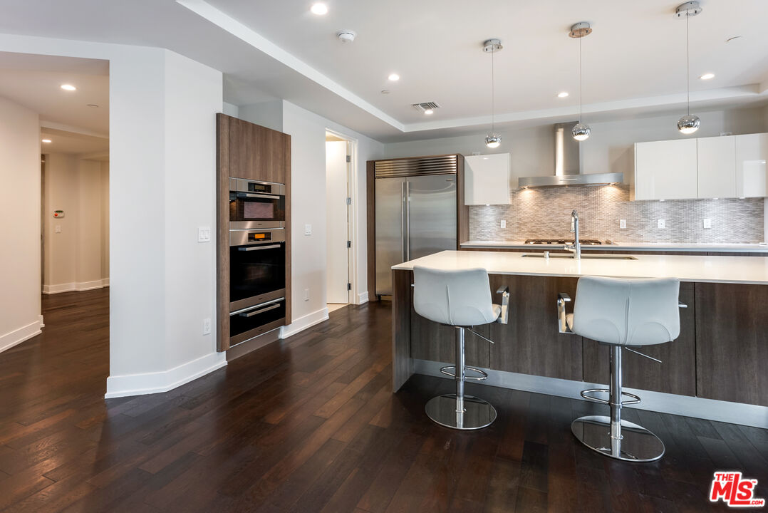 460 N Palm Dr Unit: 302