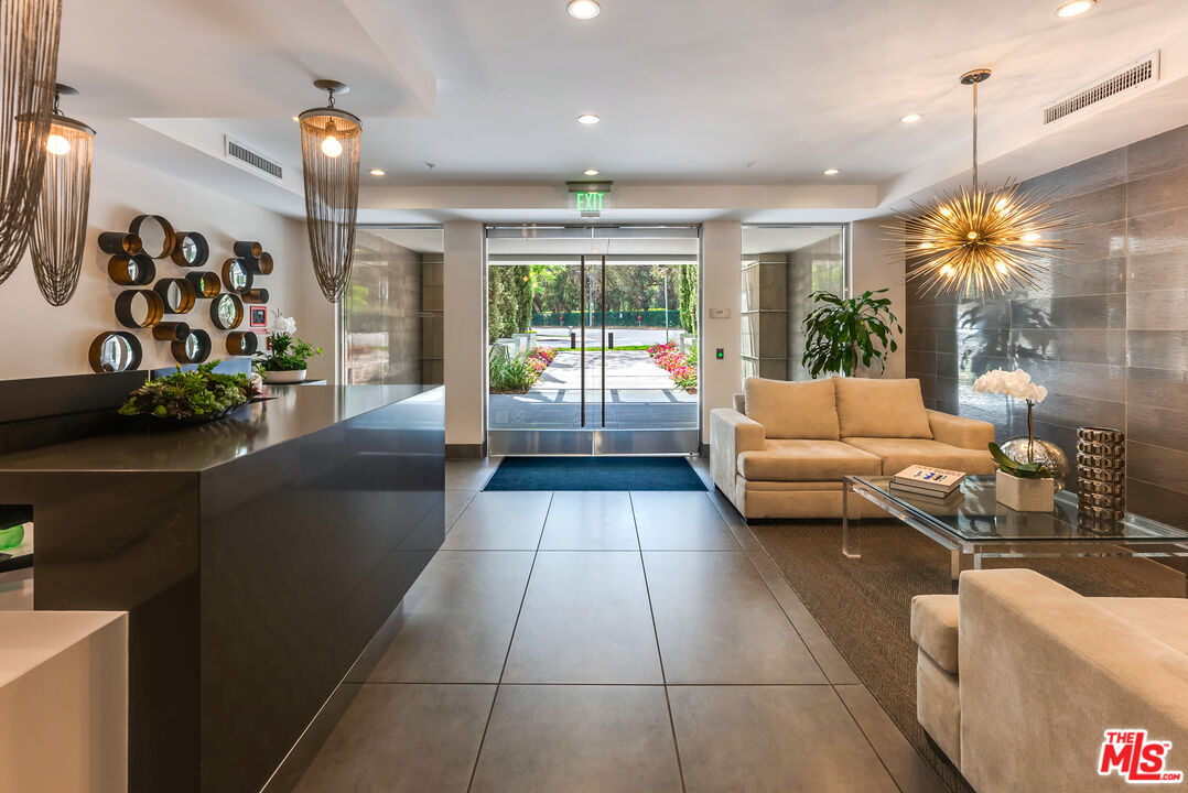 460 N Palm Dr Unit: 302