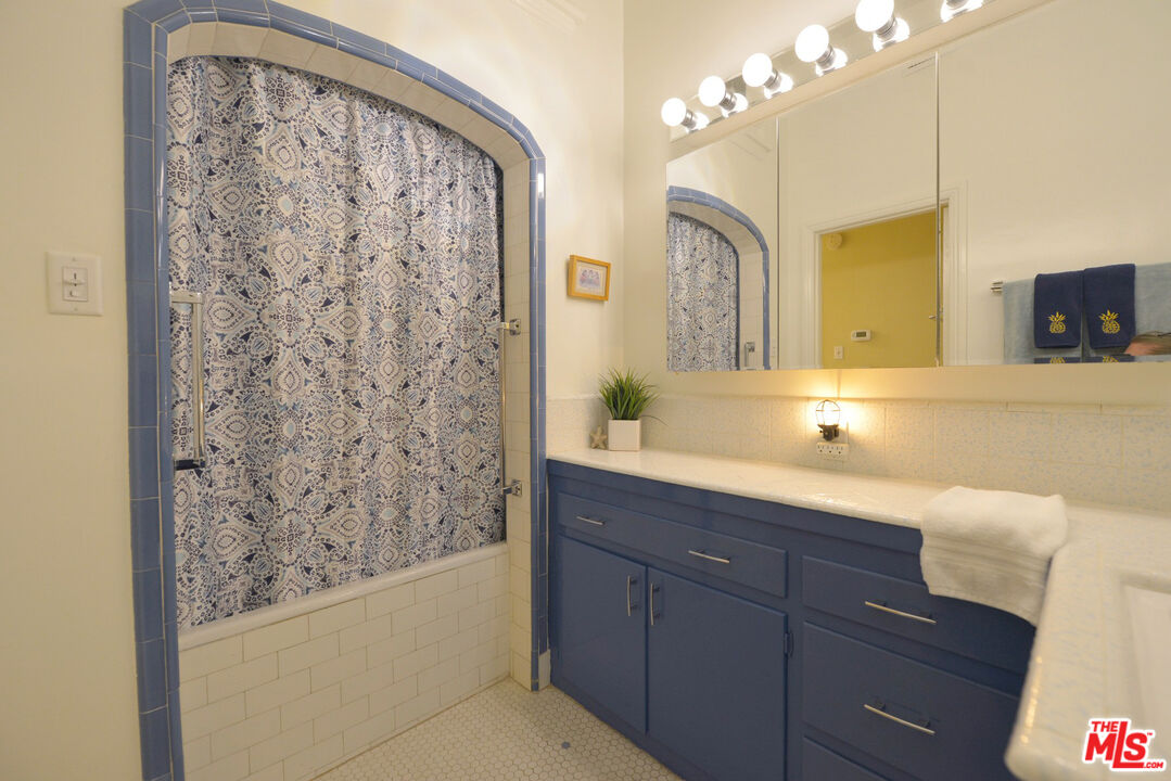 6222 San Vicente Blvd