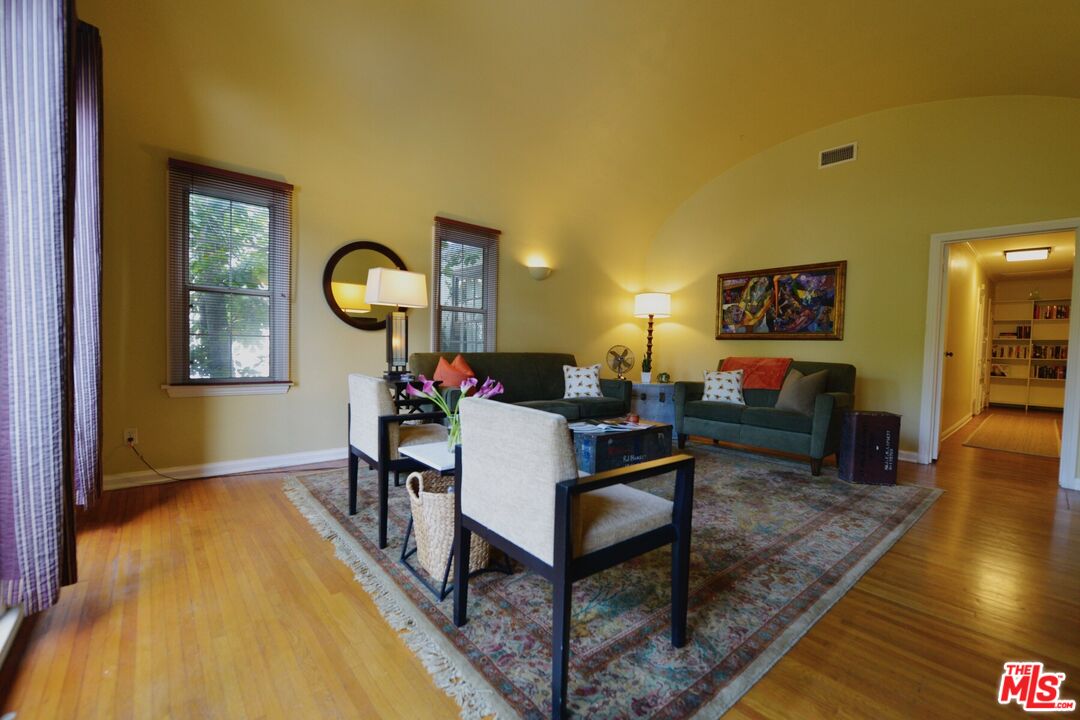 6222 San Vicente Blvd