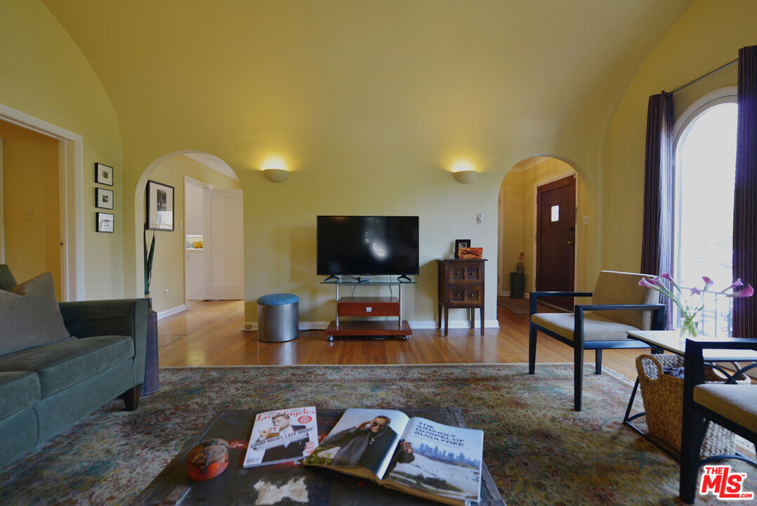 6222 San Vicente Blvd