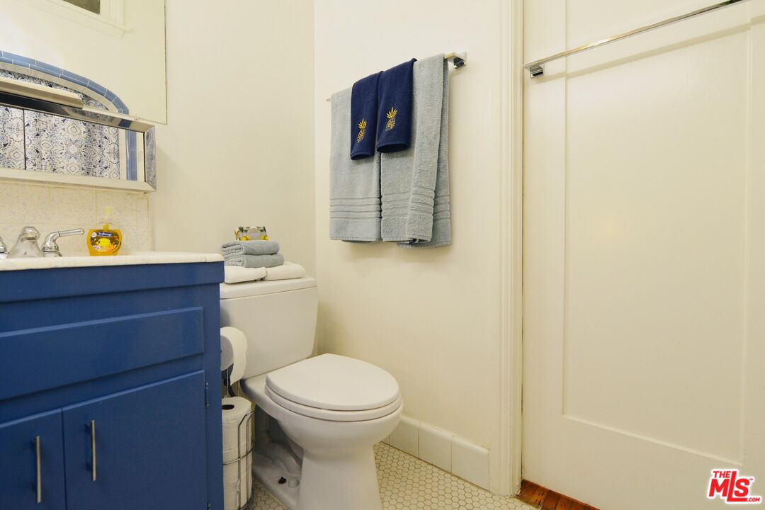 6222 San Vicente Blvd