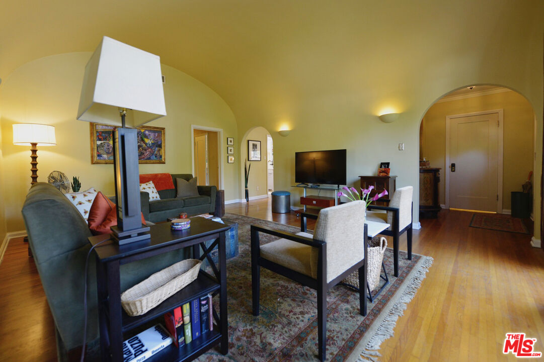 6222 San Vicente Blvd