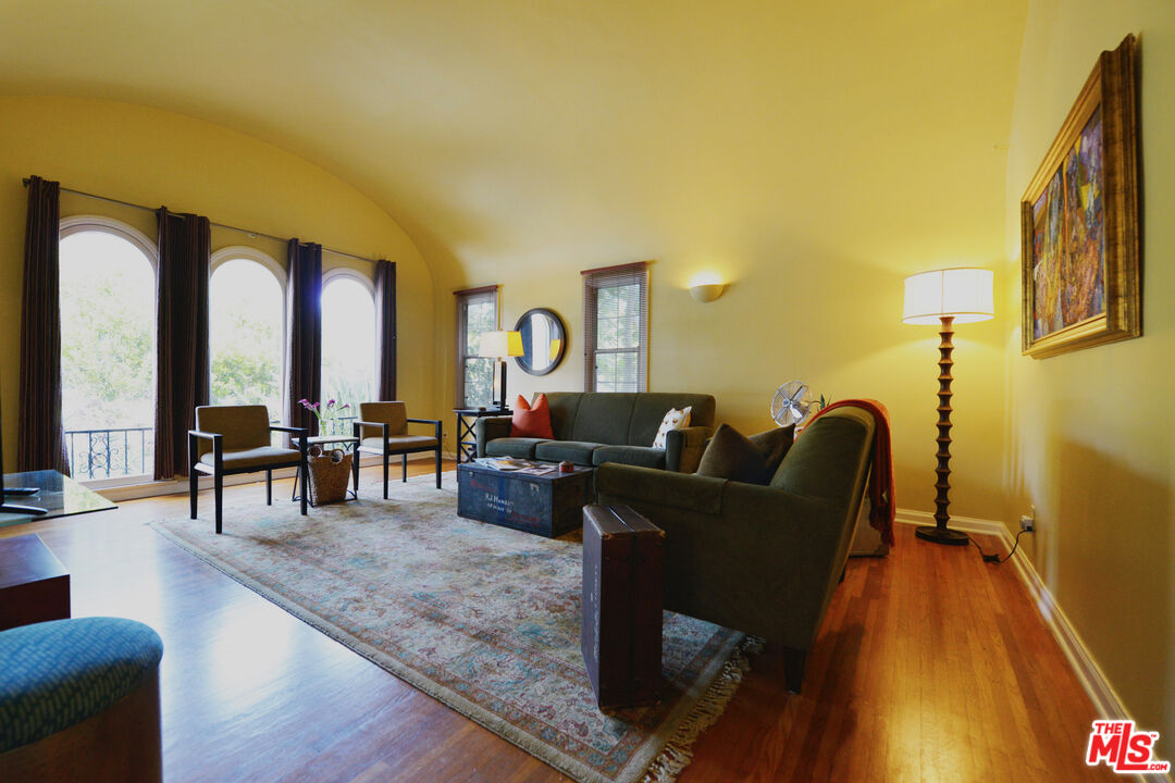 6222 San Vicente Blvd