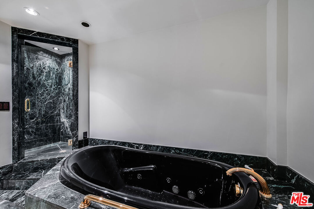 875 Comstock Ave Unit: 9D