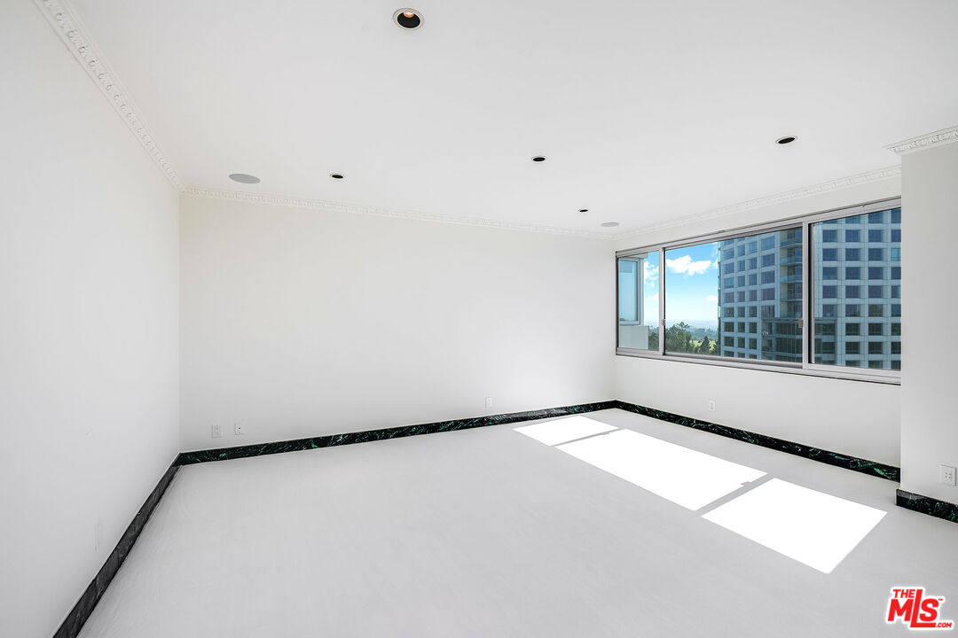 875 Comstock Ave Unit: 9D