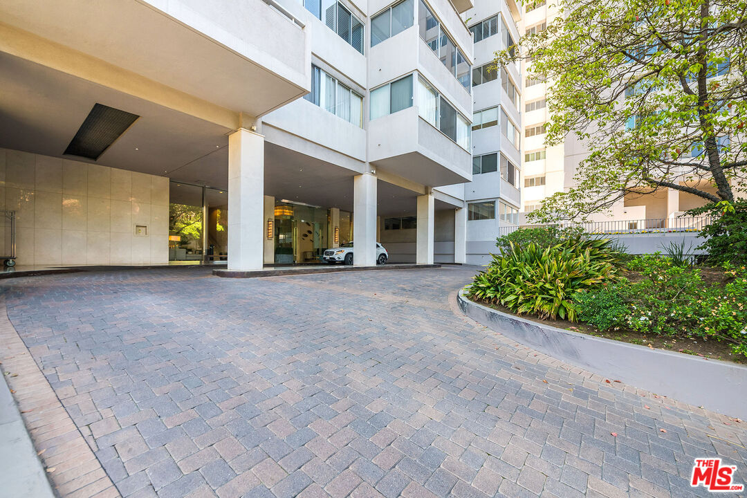 875 Comstock Ave Unit: 9D