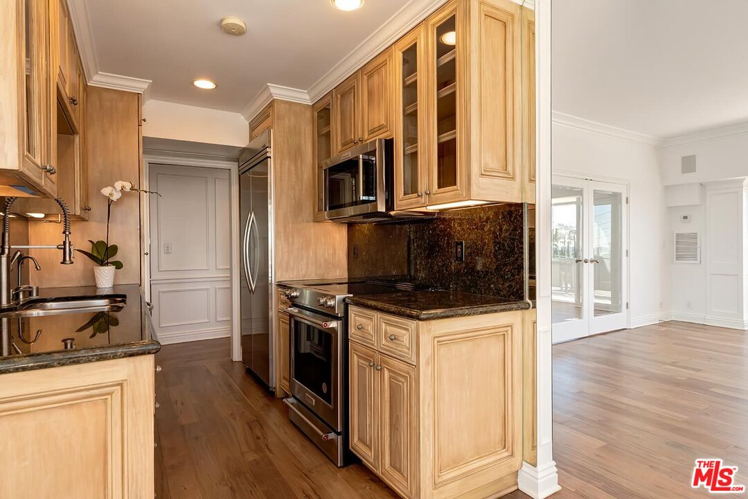 1155 N LA CIENEGA Unit: 306