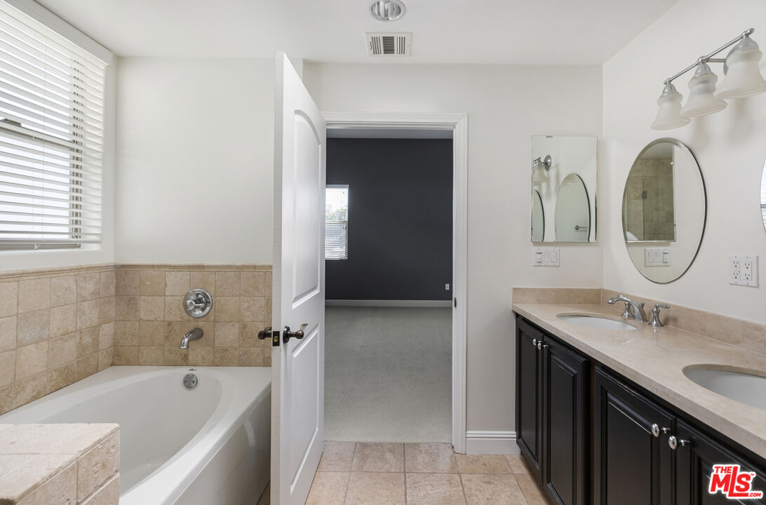 5037 Rosewood Ave Unit: 314